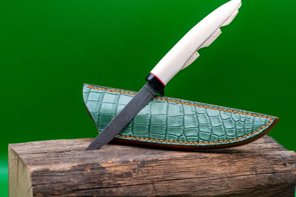 Croc Crest — Damascus Carved horn