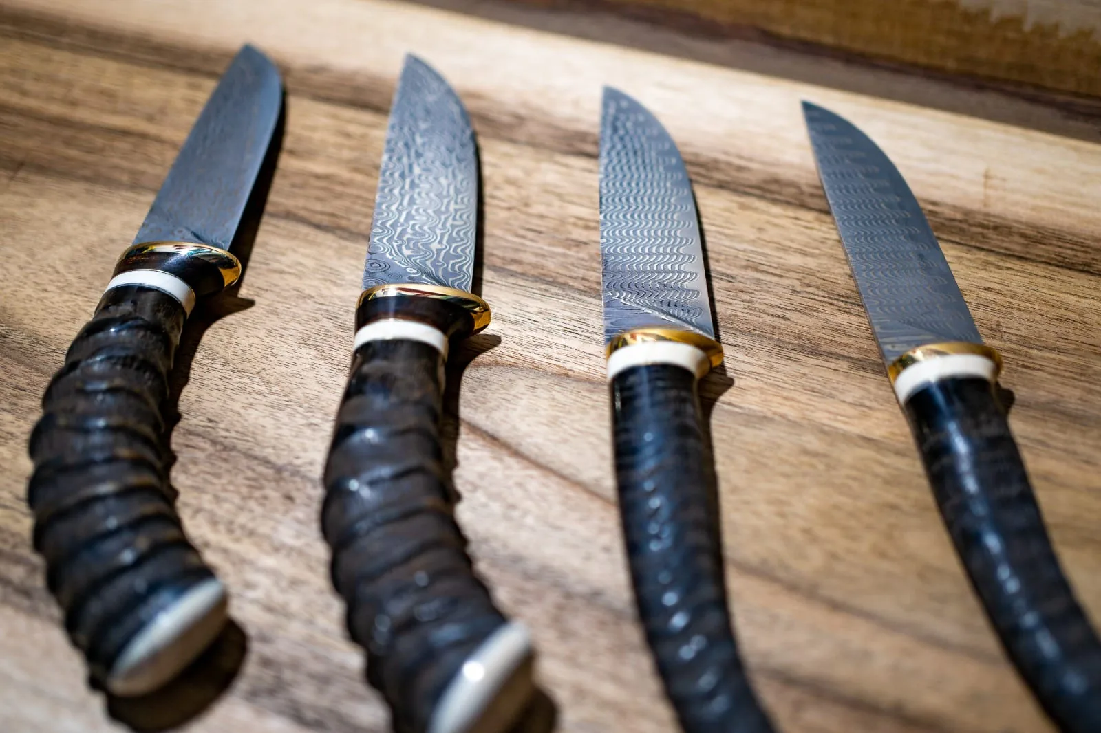 Hunting knife — Damasc Springbok horn & ivory & buffalo horn