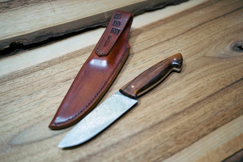 Hunting knife — Damasc Iron Wood