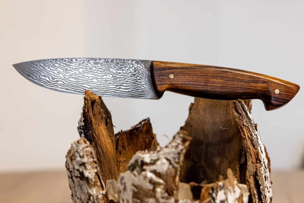 Hunting knife — Damasc Iron Wood