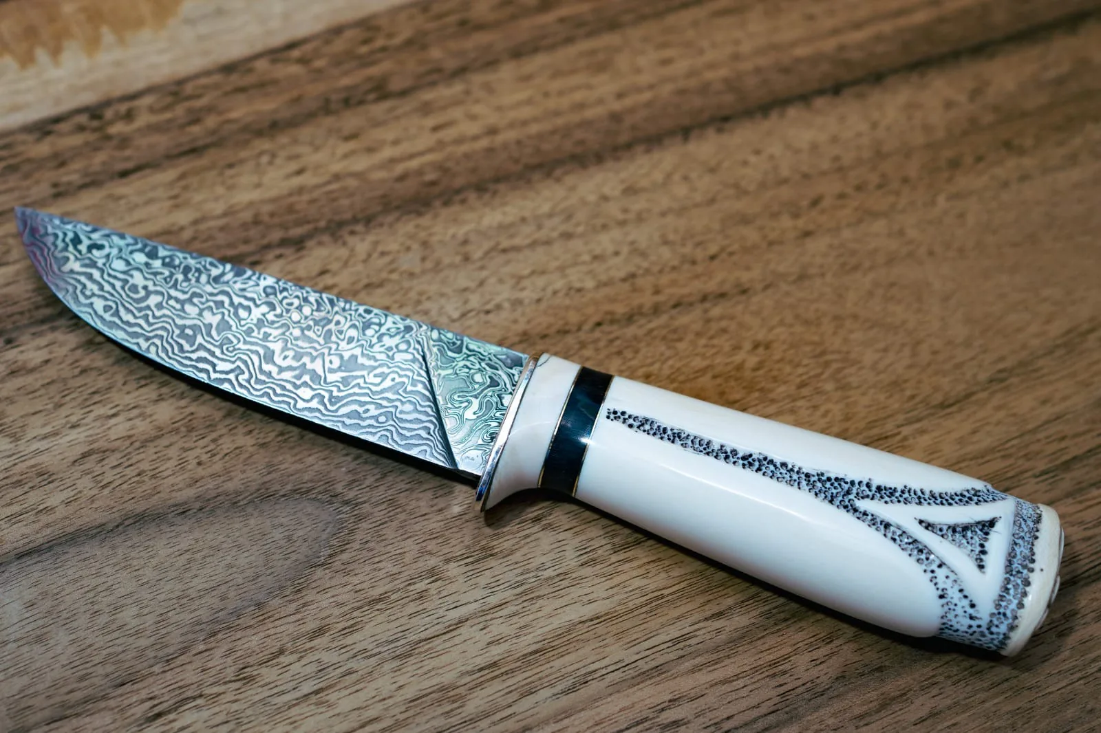 Hunting knife — Damascus with VG10 core Ivory & hand engraved image & silver bolster