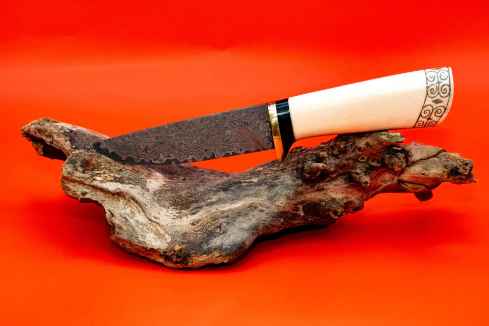 Scrimshaw Heritage — Damascus with VG10 core Ivory & scrimshaw hand made