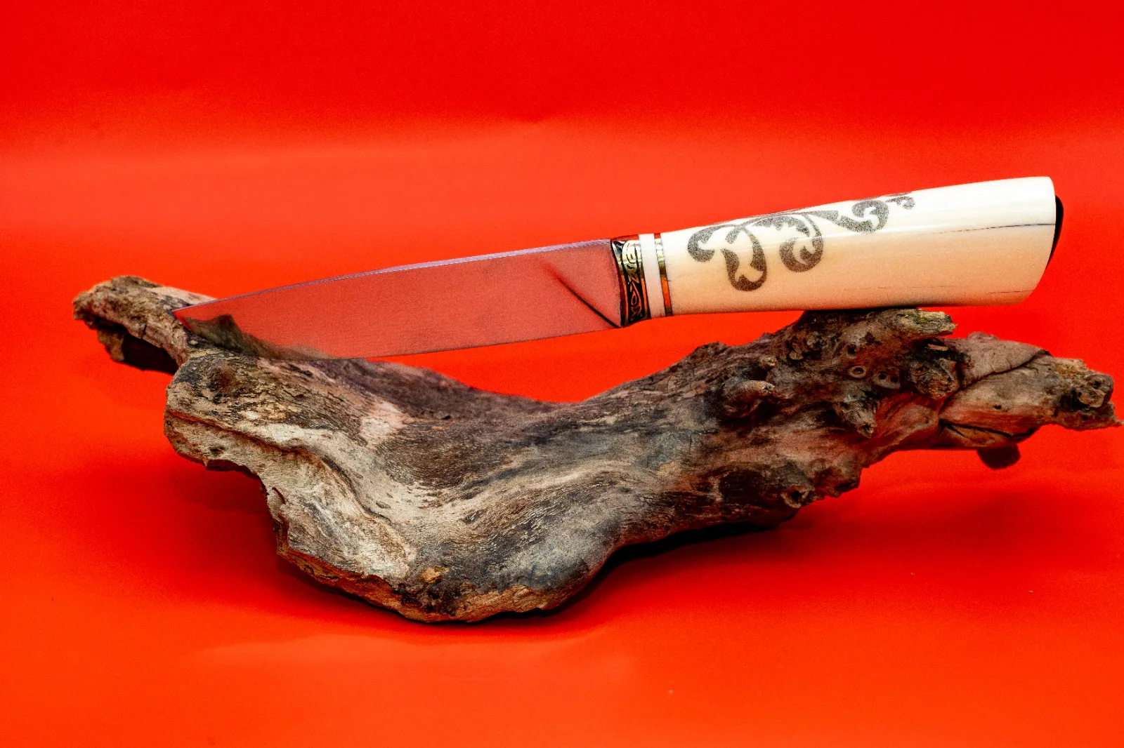 Hunting knife — Damascus with VG10 core Ivory & scrimshaw hand made